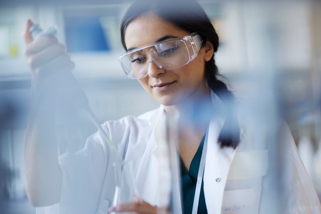 Őrületes felfedezés - egy gyakran használt ételfesték átlátszóvá teszi a bőrt