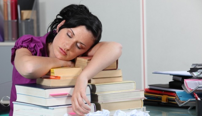 A kevés alvás miatt a szervezet tartalékos üzemmódba kapcsol, így könnyen többet mutathat a mérleg.