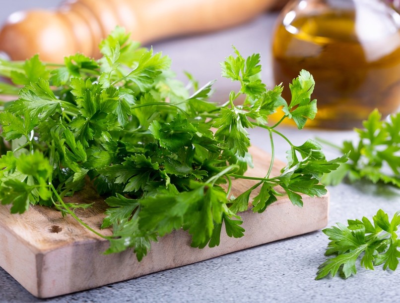 petrezselyem, petrezselyem zöldje, petrezselyem gyökere, fehérrépa, c-vitamin, petrezselyem hatása