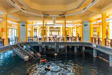 A hévízi tradicionális kezelések gyógyító ereje a termálvíz különleges összetételében és a víz felhajtóerejében rejlik. 