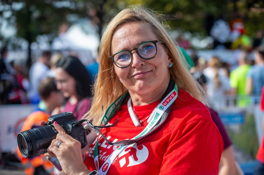 Sokan azt hiszik, hogy a mozgás egyenlő a futással, pedig nem. Nagyon jó, ha valaki eljár úszni, felül a szobabiciklire, gyalog megy a boltba vagy csak egyszerűen nem vár a liftre, és lépcsőn megy fel a harmadikra. Nem kell feltétlenül elmenni az edzőterembe.