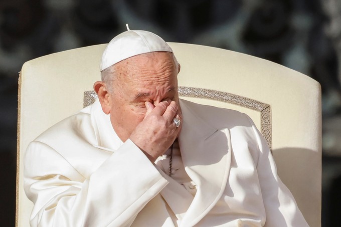Ferenc pápa: ezzel a terápiával próbálnak javulást elérni az orvosok a szentatyánál című cikk nyitóképe