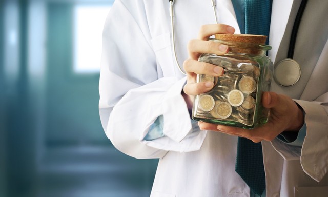 Vesztegetés: vezető beosztású orvos ellen emeltek vádat