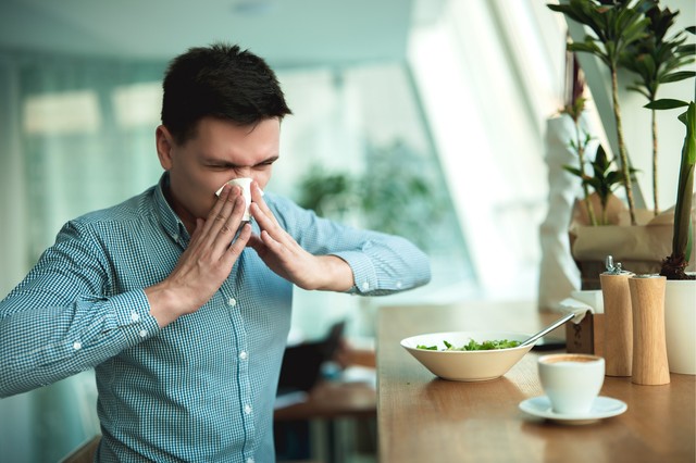 Sokszor folyik az orra étkezés közben? Ételek is okozhatnak ilyen tünetet