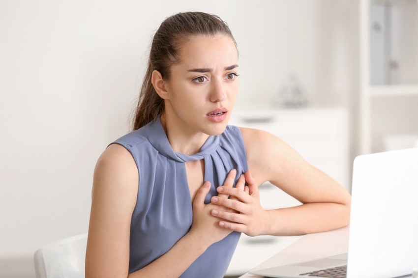 A pánik miatt kialakuló mellkasi fájdalom jellemzően éles, hirtelen kezdődő, csupán tízből egy esetben fordul elő ennek az ellenkezője, amikor lassan, fokozatosan alakul ki.