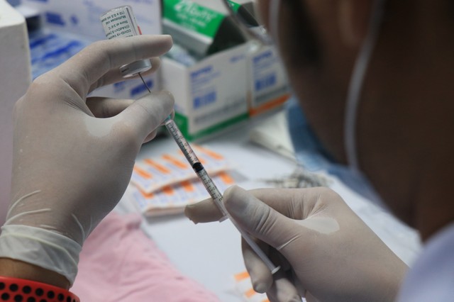 Oltás helyett gyógyszer? Engedélyezték az AstraZeneca koronavírus gyógyszerét