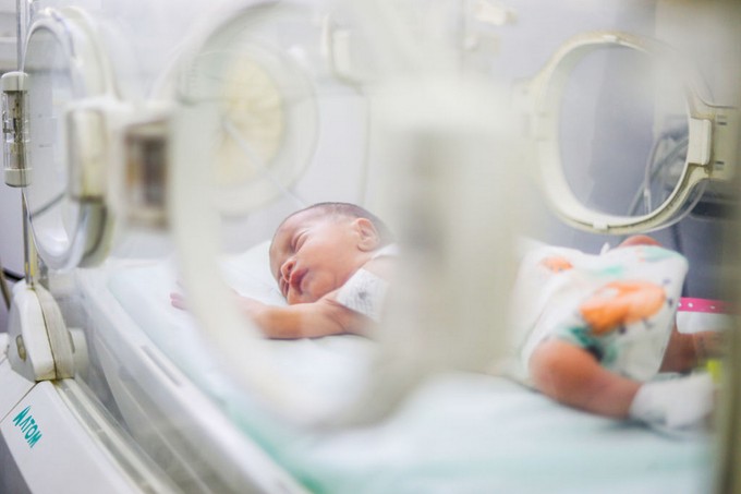 Ezért borul ma lilába Budapesten és vidéken is több épület című cikk nyitóképe