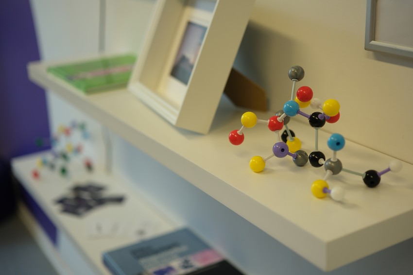 Az innovációt és a kreativitást elősegítő, a hatékonyabb tanulást, tudásmegosztást serkentő, közösségi térként is működő egyetemi tantermet alakítottak ki a Pécsi Tudományegyetem Gyógyszerésztudományi Karán, a Sanofi támogatásával.