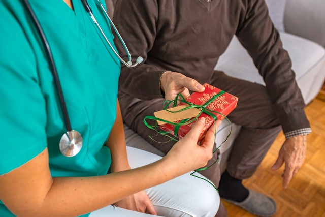 Holnap megyek haza a kórházból, adhatok desszertet, ajándékcsomagot az orvosoknak, ápolóknak? Az orvos válaszol