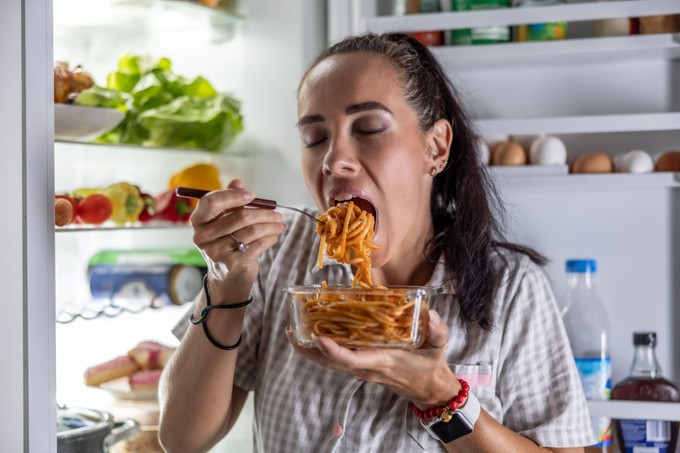 Valóban éhes, vagy csak a stressz beszél Önből? Így különböztetheti meg a testi és az érzelmi éhséget című cikk nyitóképe