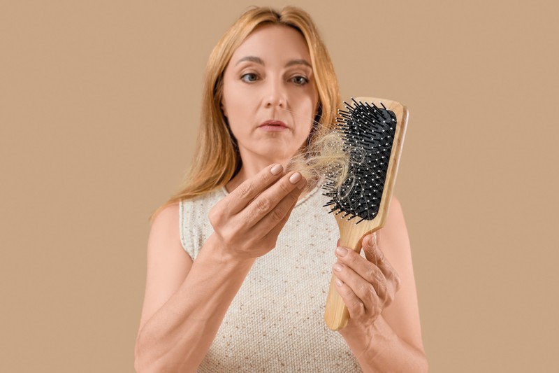 Hullik a haja? Így védje a fejbőrét és a hajhagymáit