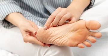 Hogyan lehet kezelni otthon a kirepedezett sarkat?