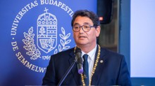 Visszaéltek Dr. Merkely Béla fotójával és hangjával című cikk nyitóképe