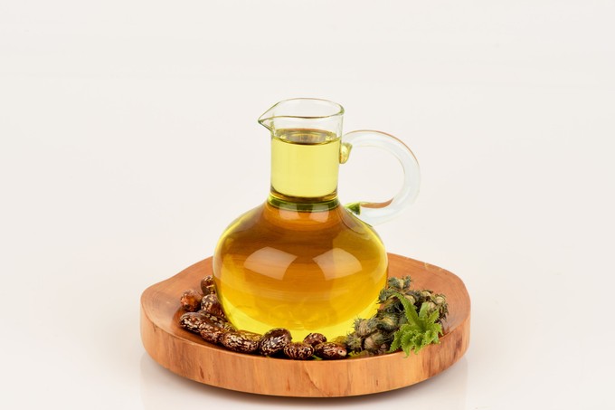 Ezért csepegtetnek sokan ricinusolajat a köldökükbe – meglepő módszer terjed a neten című cikk nyitóképe