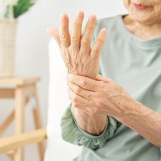 Ízületi fájdalmak: ezért érinti főként az idősebb nőket című cikk nyitóképe