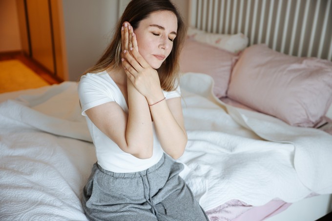 Arra ébredtem, hogy teljesen bedugult és fáj a bal fülem, mit tegyek? Az orvos válaszol című cikk nyitóképe