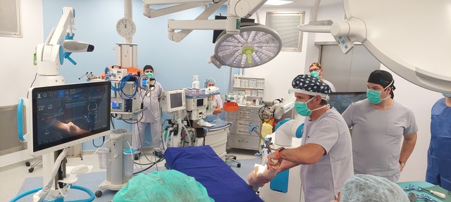 Csúcstechnológiás robotsebészet: az indulás óta megduplázódott az elvégzett térdprotézisműtétek száma