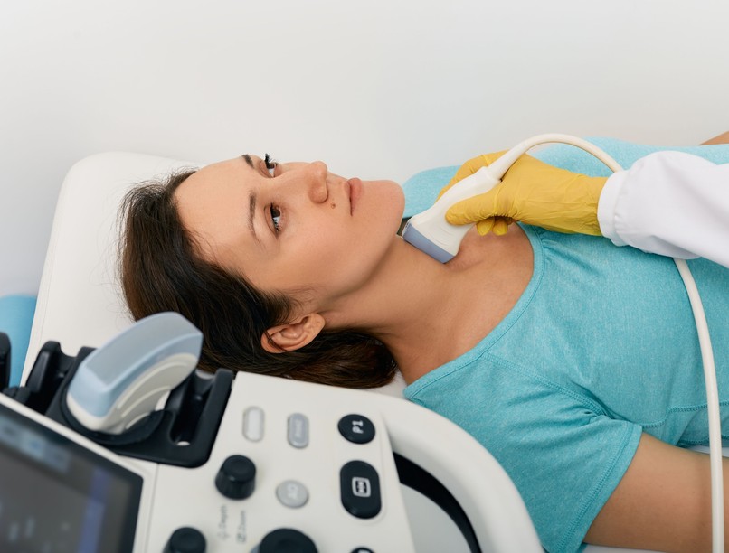 pajzsmirigy göbök göbös strúma rekedtség gombócérzés