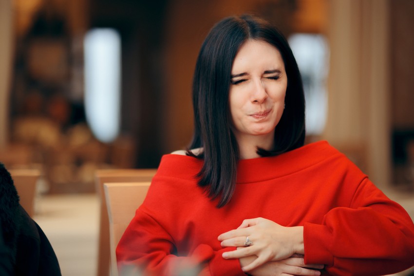 Ha epekő van jelen a szervezetben, az nem mindig okoz tüneteket. A tünetek legtöbbször olyankor jelentkezhetnek, ha egy kő megakad az epevezetékben és ott elzáródást okoz. 