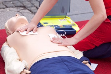 Életmentés az utcán: így használja a félautomata defibrillátort