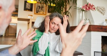 Naplemente-szindróma: mit tehetünk, ha a nap végére agresszívvé válik a demens hozzátartozónk?