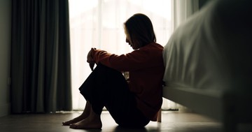 Amikor a gyász nem enyhül: mi történik azokkal, akik évekkel később sem tudnak továbblépni?
