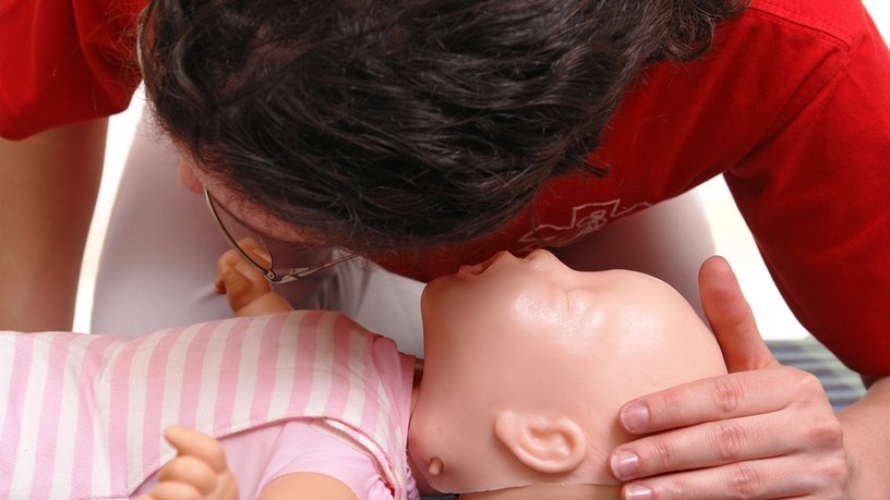 gyermek újraélesztése, újraélesztés, mellkaskompresszió, defibrillátor,