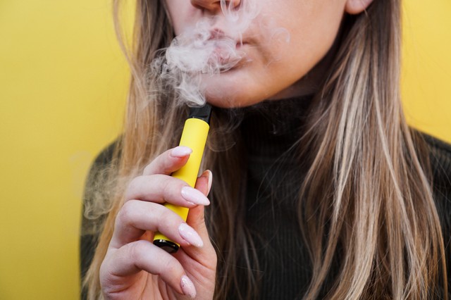Minden 10. kamasz vape-ezik – súlyos árat fizethetnek érte
