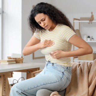 Mellfájdalom: lehet, hogy emlőrák? Nem minden mellfájdalom egyforma – így értelmezze helyesen a tünetét! című cikk nyitóképe