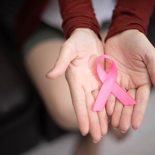 Mellrákkal küzd az ismert magyar műsorvezető című cikk nyitóképe