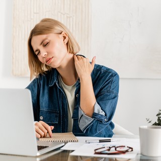 Tarkó fájdalom: ezt jelenti, ha fáj a nyak hátsó része című cikk nyitóképe