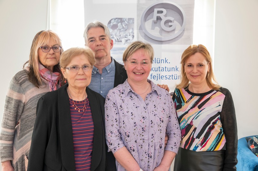 A projekt megálmodói Dr. Prezenszki Zsuzsanna pszichiáter és az Összehangolva-Gyógyít a képzeleted Alapítvány! csapata. 