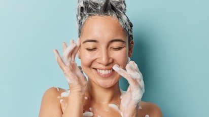 Ártalmas vagy sem minden nap hajat mosni? Ez a bőrgyógyász véleménye című cikk nyitóképe