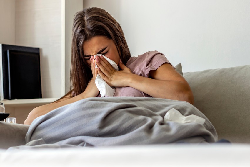 Az influenza közel sem olyan ártatlan betegség, mint sokan hiszik, még a teljesen egészséges, erős embert is több napra ledöntheti a lábáról, és igen súlyos, életveszélyes szövődményei lehetnek.