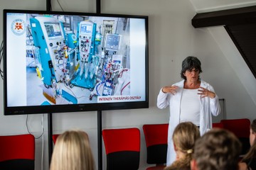 A 21 Nő az egészségügyért alapítvány mentorált diákjainak a látogatása a Heim Pál Országos Gyermekgyógyászati Intézetben.