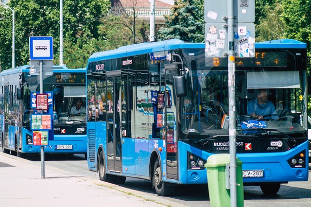 Koronavírus: hétfőtől nem kell maszkot viselni a BKK járatain