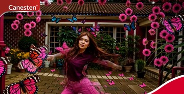 Mesterséges intelligenciával, AI-al hozzák létre azokat a képsorokat, amik kvázi szemléltető eszközei a szövegben elhangzottaknak.