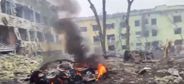 Lebombáztak egy gyerekkórházat és egy szülészetet Mariupolban