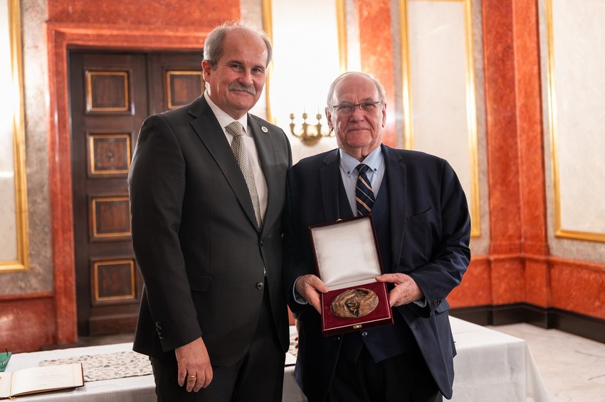 Prof. Dr. Koller Ákos vehette át, aki a Semmelweis Egyetem, a Magyar Sporttudományi Egyetem, valamint a New York Medical College oktatója és kutatója. 