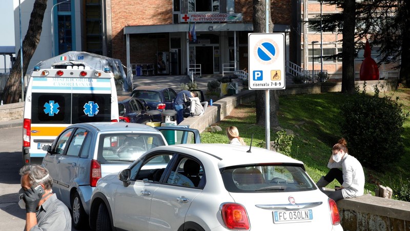 COVID-19: autóikban várakozva kapják az olaszok az oxigént