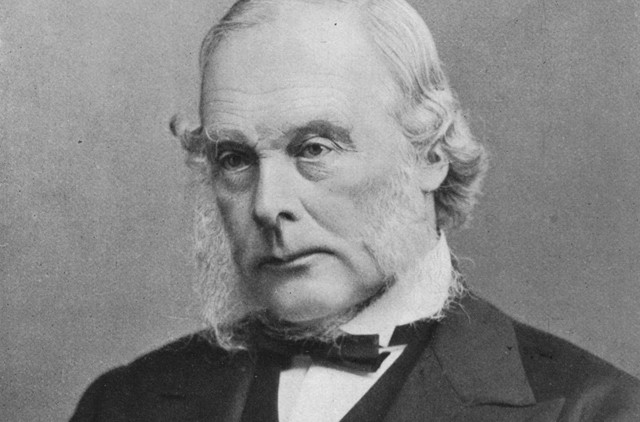 Ma hálával néz rád az emberiség / Oly sokat tettél a sebészetért / Menekül a zord Halál / Érzi a karbol szagát.” George H. Stromeyer