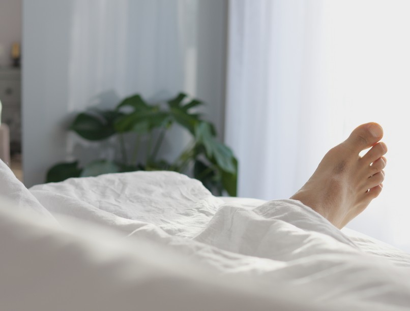 Miért alszunk jobban, ha az egyik lábunk kilóg takaró alól