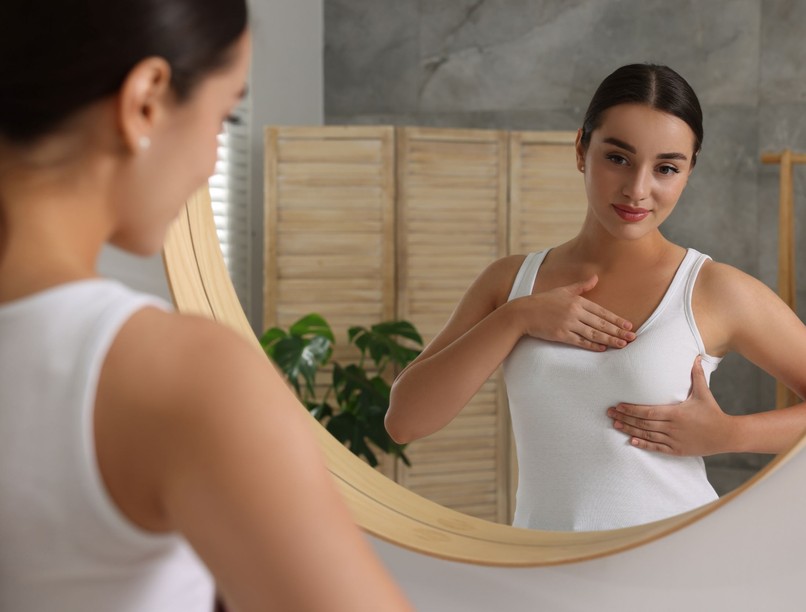 nagyobb egyik mell kéz miért