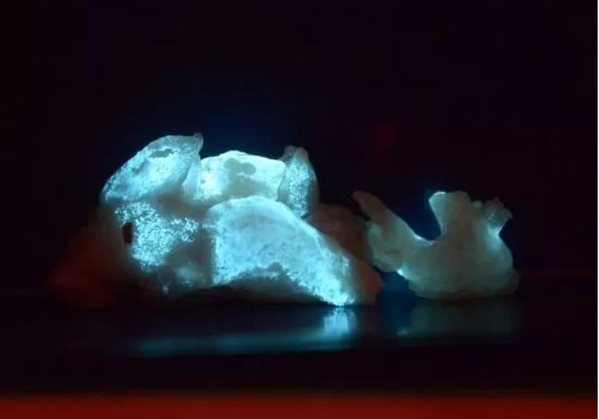 Kék fényt bocsát ki sötétben az a csirkemell is, amelyet egy ikrényi férfi vásárolt még újév előtt néhány éve.