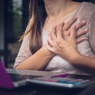 Szorít a mellkasa? Innen lehet tudni, ha pánikbetegség vagy szívinfarktus okozza című cikk nyitóképe