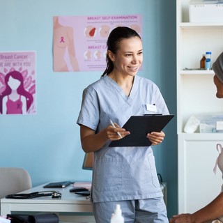 Mi alapján döntik el az orvosok, hogy kemoterápiát, sugárkezelést vagy mindkettőt kapja a rákos beteg? című cikk nyitóképe