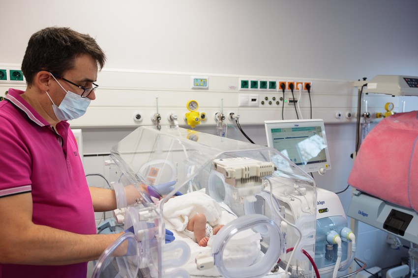 A koraszülött intenzív ellátásban fejlődő koraszülött gyermekek gyors és gyógyulásáért dolgoznak a szakemberek 