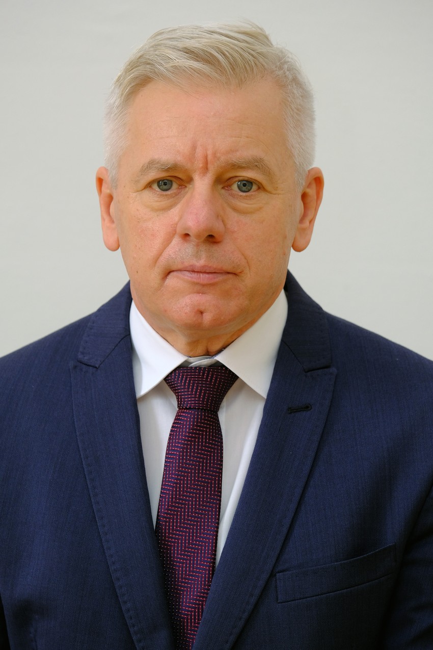 Prof. Dr. Gyulai Rolland egyetemi tanár, a Pécsi Tudományegyetem ÁOK Bőr-, Nemikórtani és Onkodermatológiai Klinika igazgatója, a Magyar Dermatológiai Társulat korábbi elnöke. 