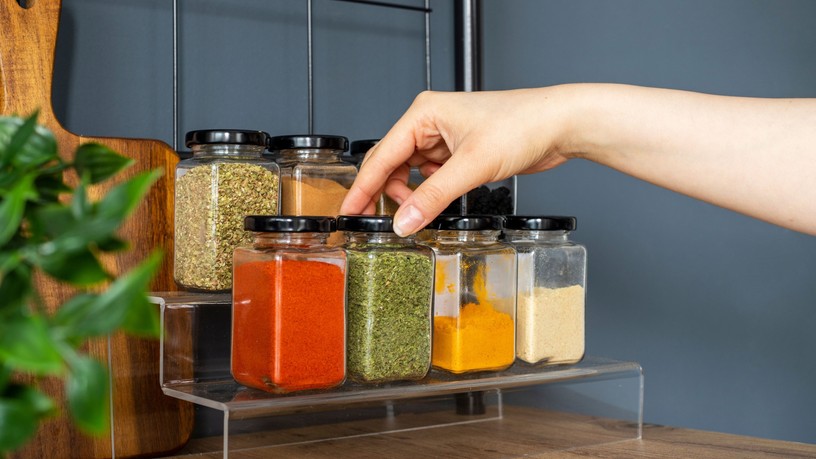 fűszerpaprika, oregánó, kakukkfű, curry, bors, rozmaring, kakukkfű, majoránna, babérlevél, fűszerek