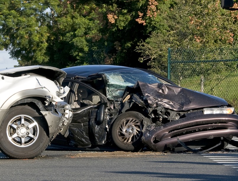 megállás nélkül áthajtott stoptábla baleset sérülés